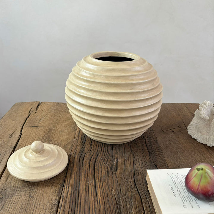 Beehive shaped ribbed pot lid