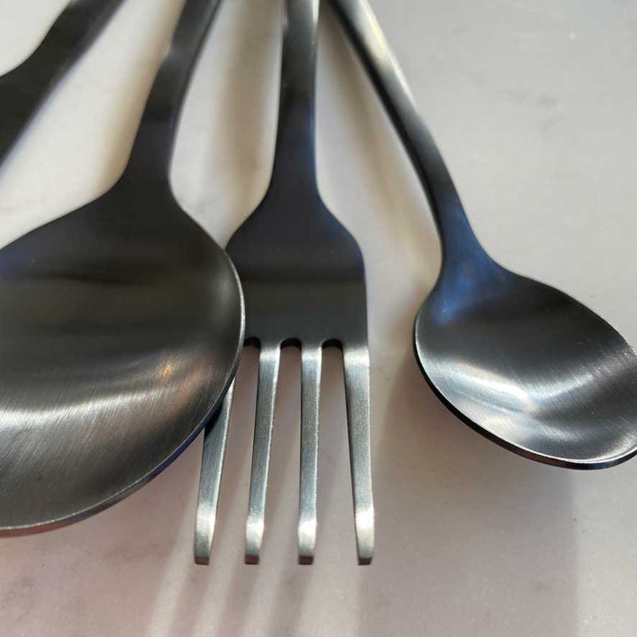 Black metal cutlery set | 16 pieces