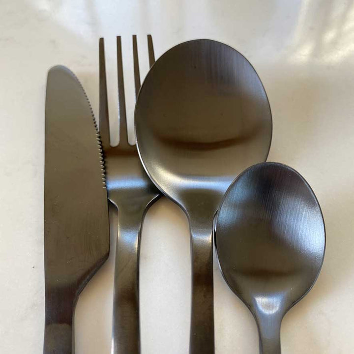 Black metal cutlery set | 16 pieces