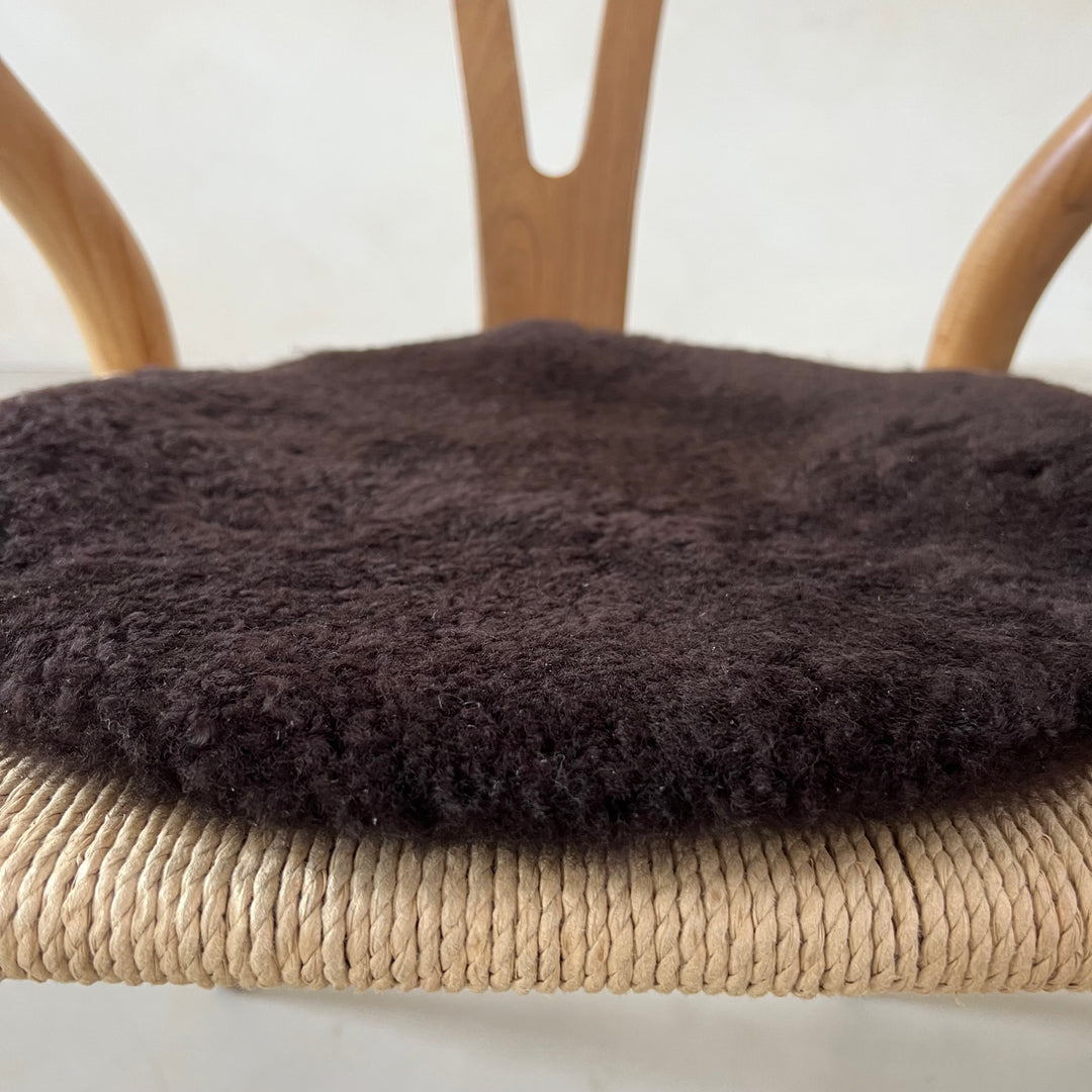 Round sheepskin seat topper | Dark Brown