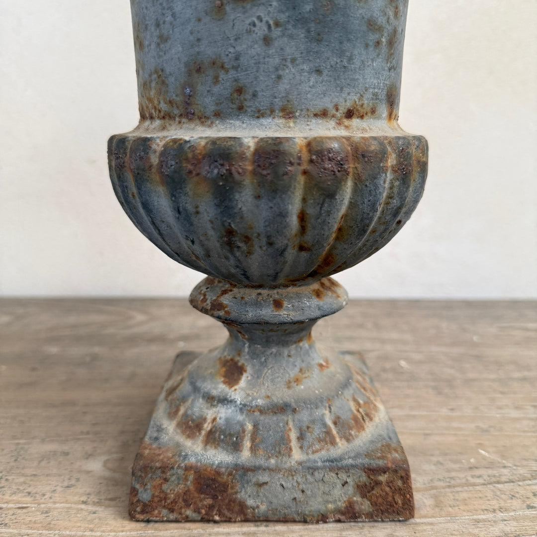 Antique cast iron urn | Savanna