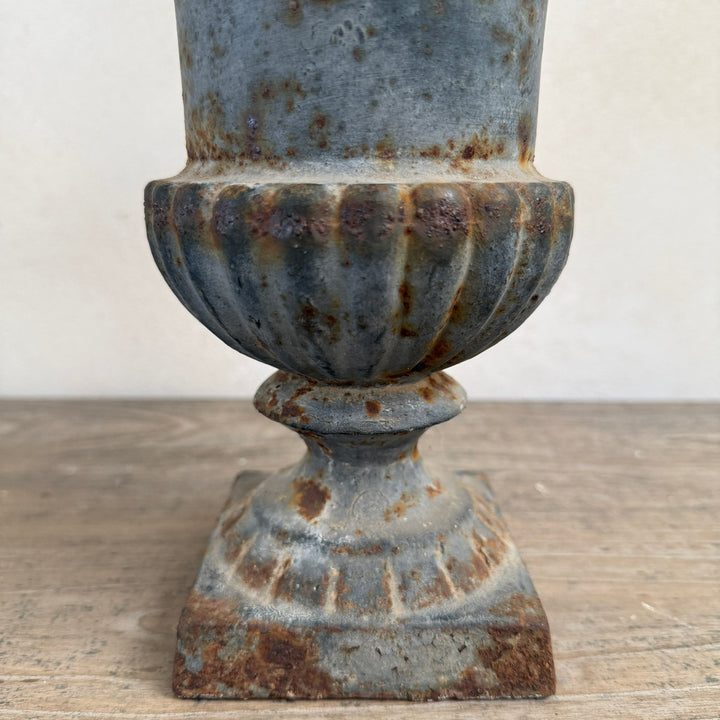 Antique cast iron urn | Savanna