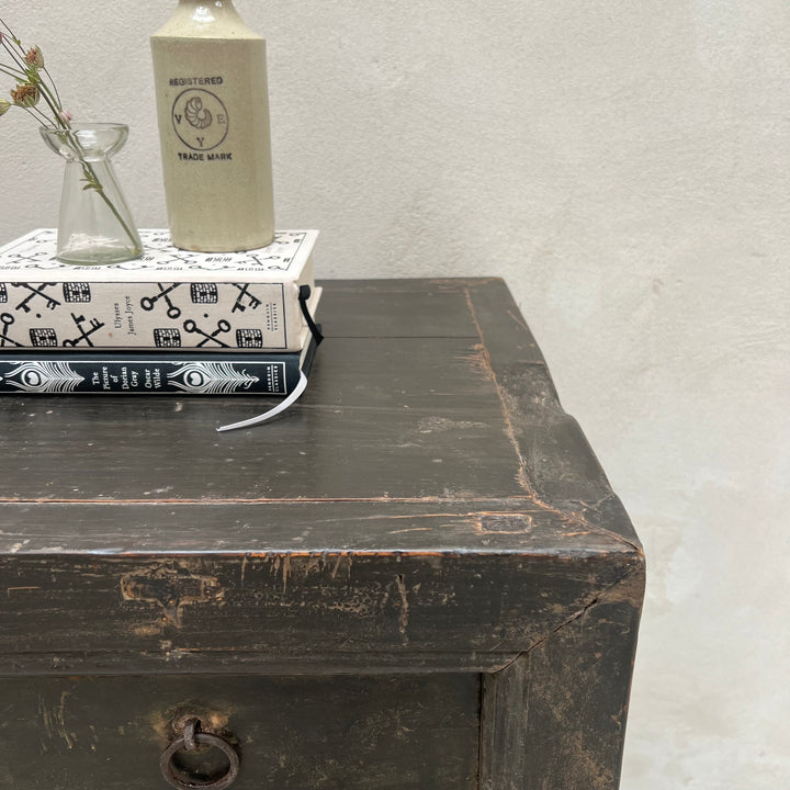 Antique black sideboard Trayi
