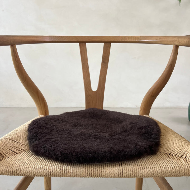 Round sheepskin seat topper | Dark Brown