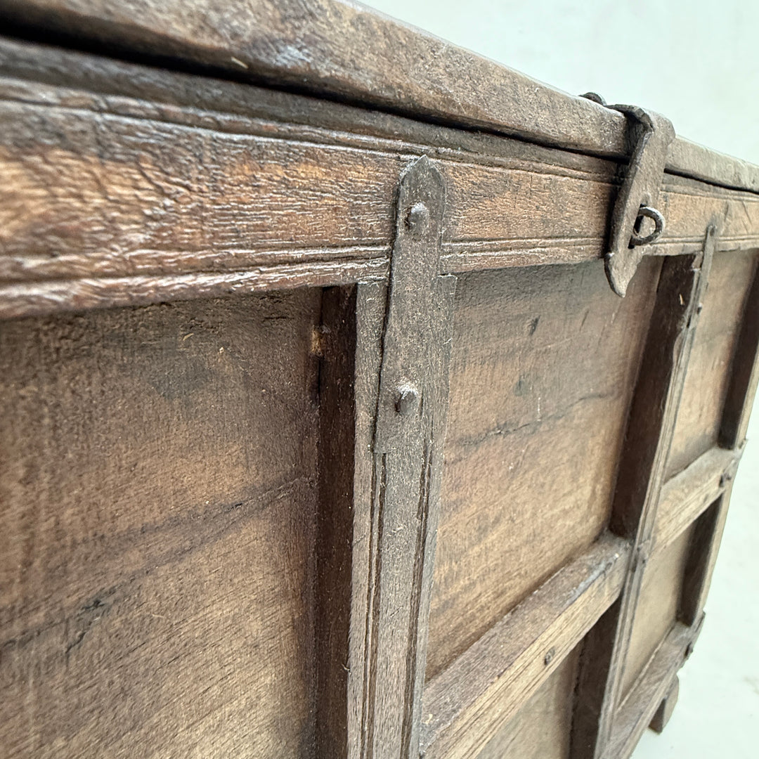 Ancient Merchants Chest | Albury