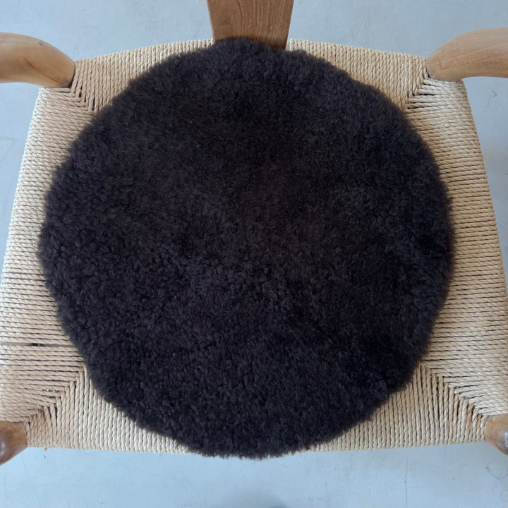Round sheepskin seat topper | Dark Brown