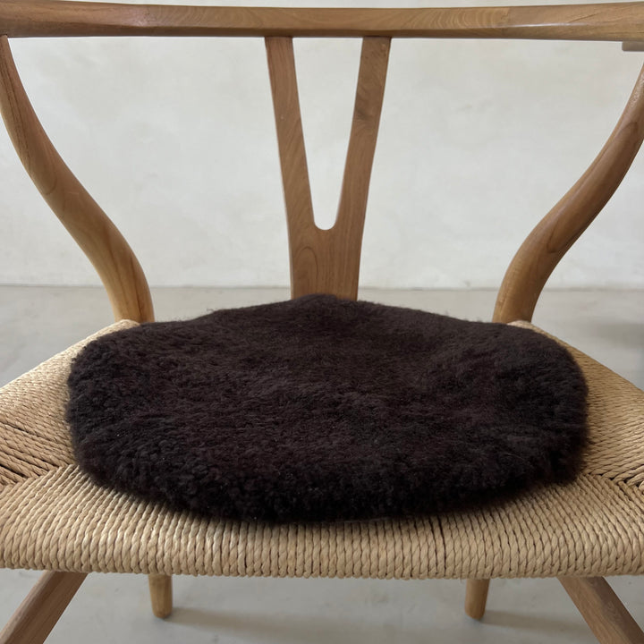 Round sheepskin seat topper | Dark Brown