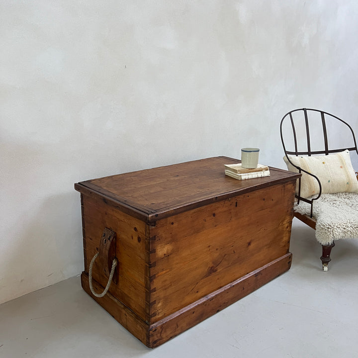 Vintage blanket box | Lawrence