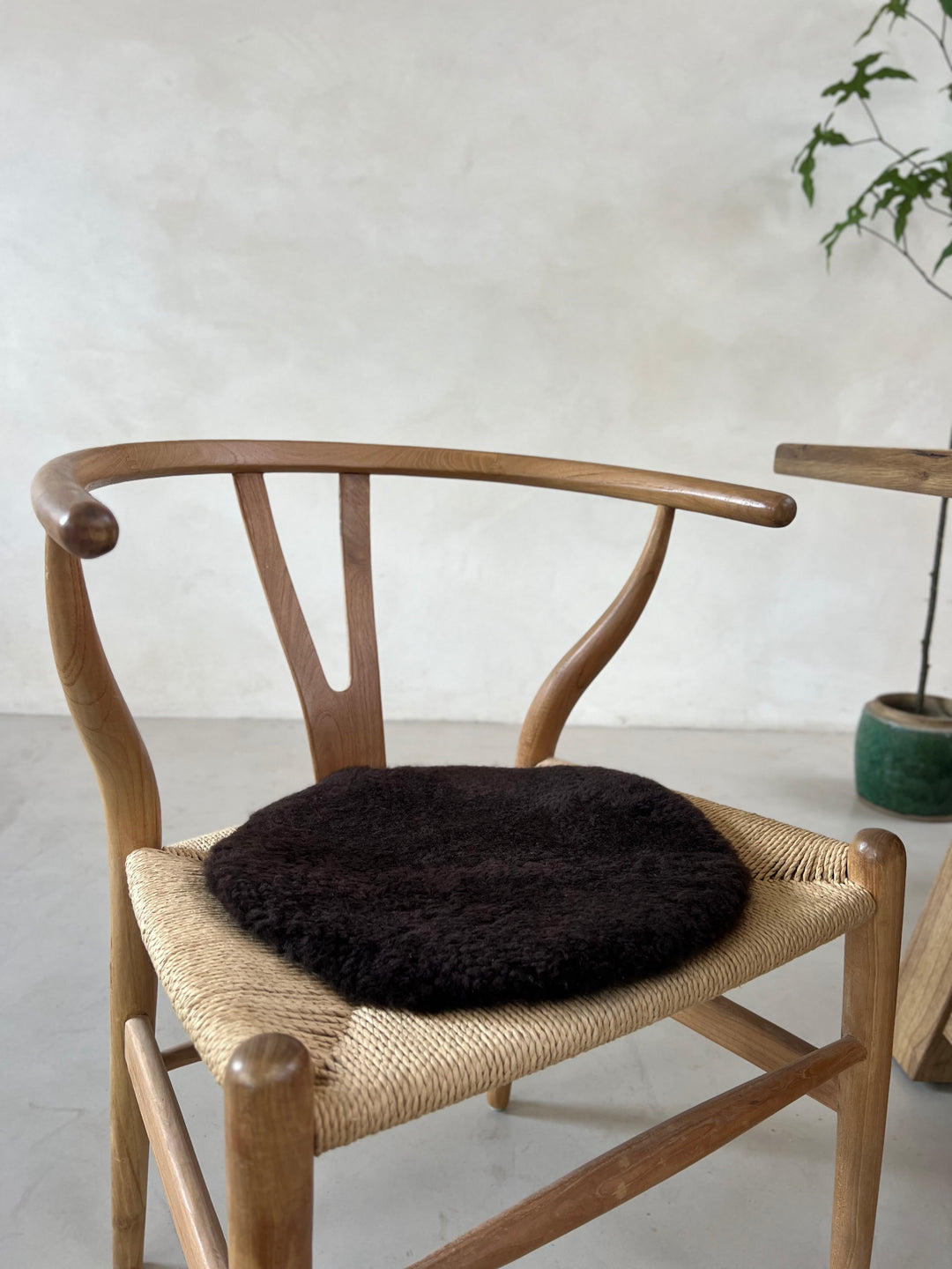 Round sheepskin seat topper | Dark Brown