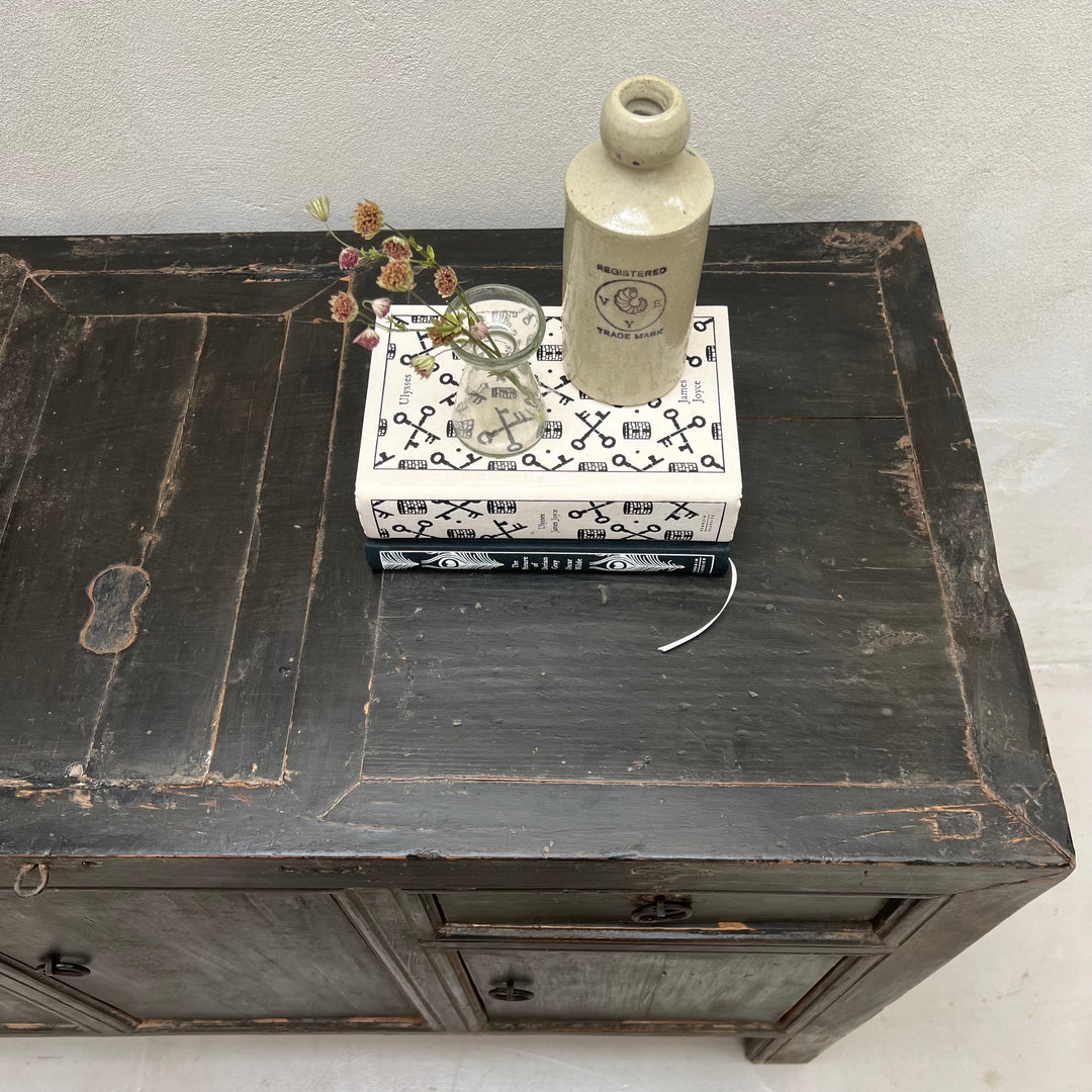 Antique black sideboard Trayi