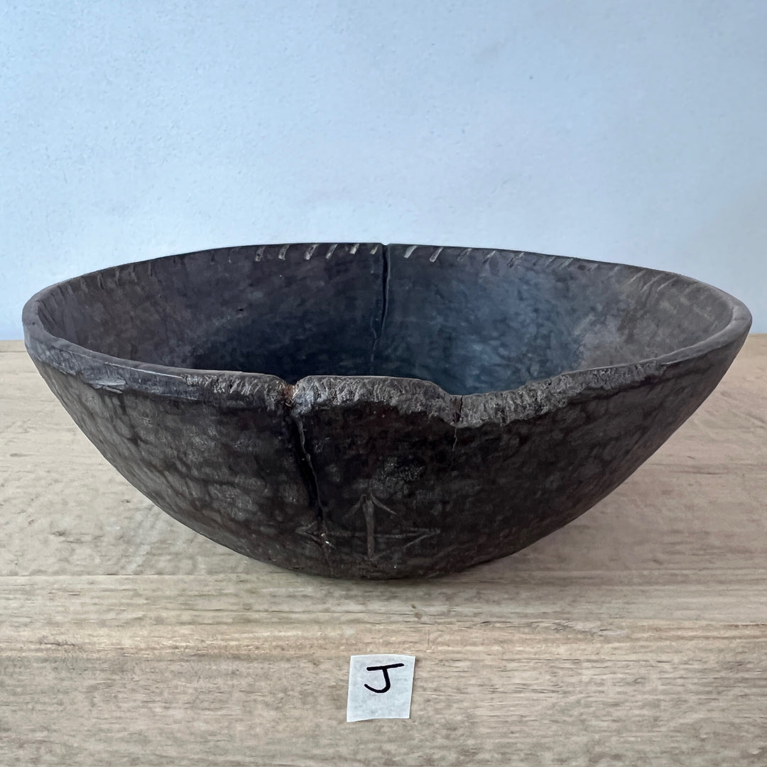 Antique African wooden bowl | Wubette J