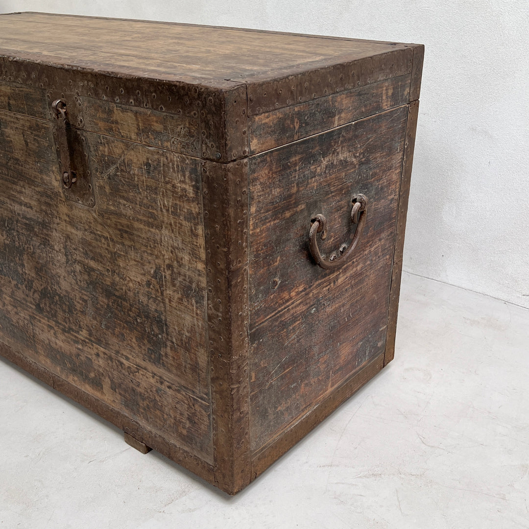 Antique extra large blanket box trunk | Harrow e 