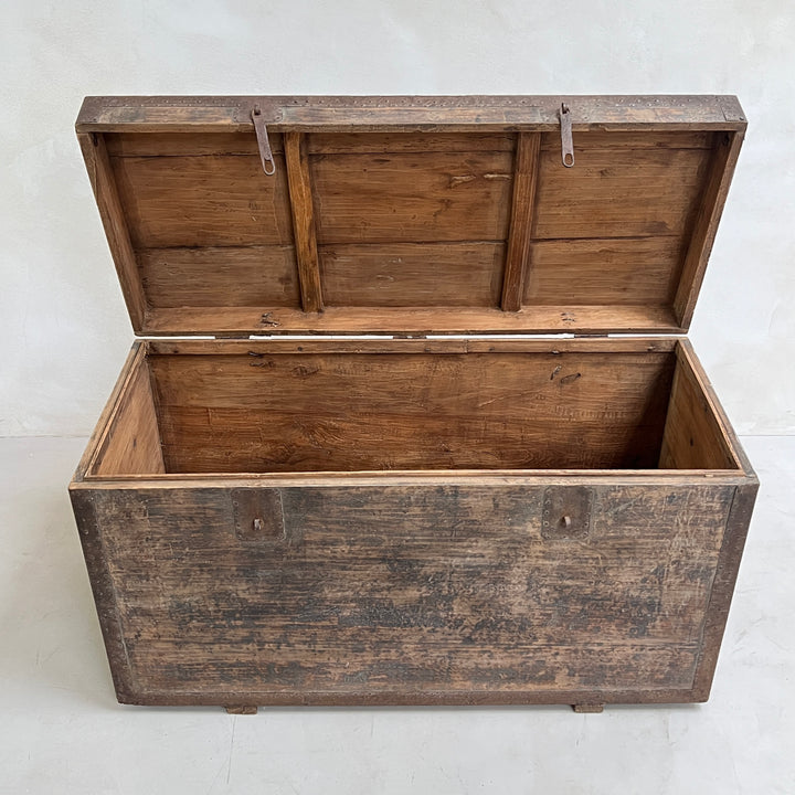 Antique extra large blanket box trunk | Harrow f 