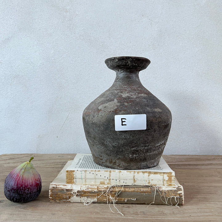 Antique rice wine urn E