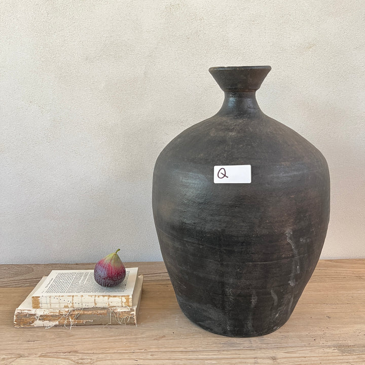 Antique rice wine urn Q