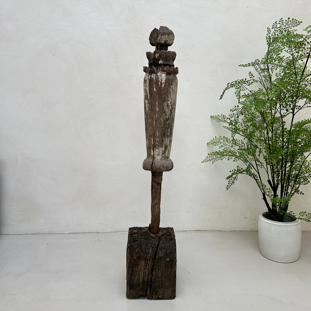 Antique rustic balustrade on stand | Putri