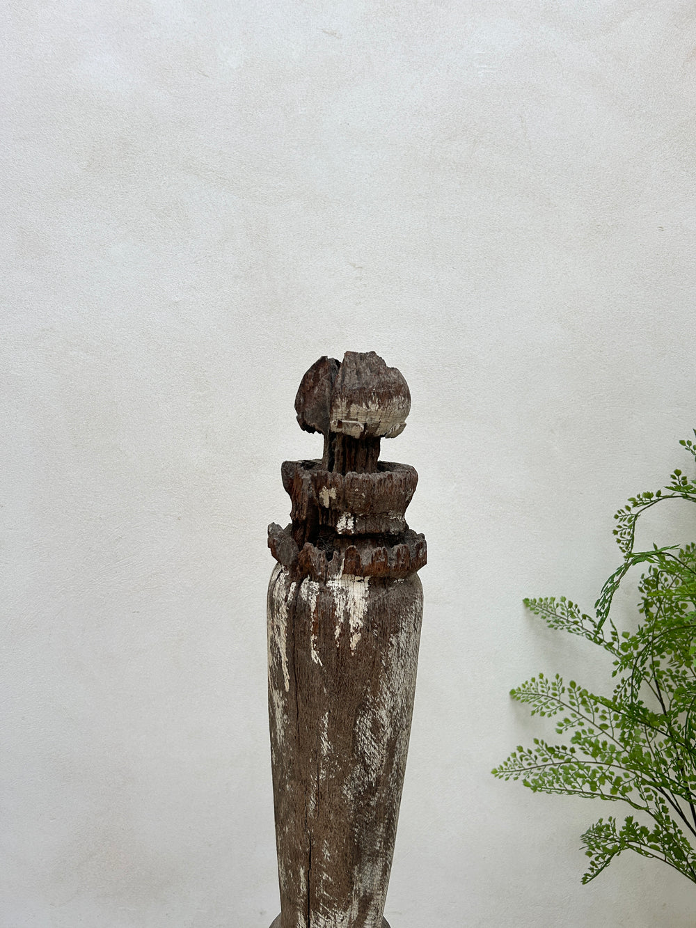 Antique rustic balustrade on stand | Putri