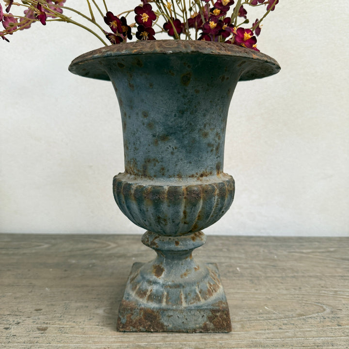 Antique cast iron urn | Savanna