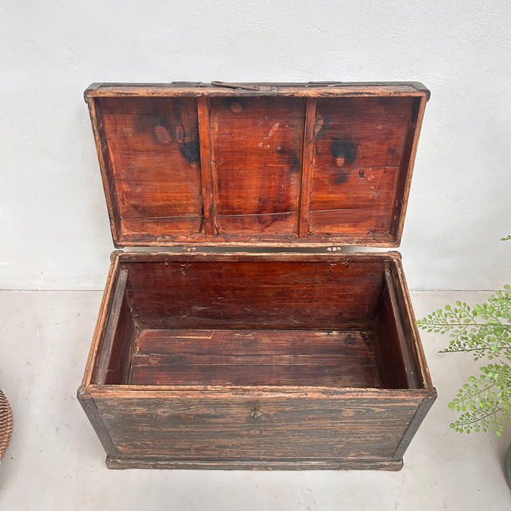 Antique blanket box storage trunk | Esme