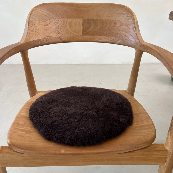 Round sheepskin seat topper | Dark Brown
