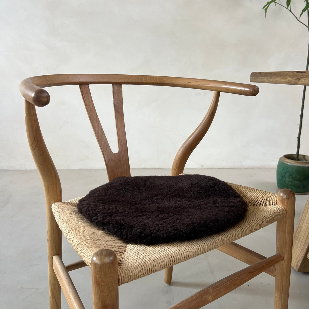 Round sheepskin seat topper | Dark Brown