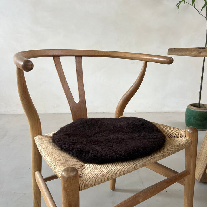 Round sheepskin seat topper | Dark Brown
