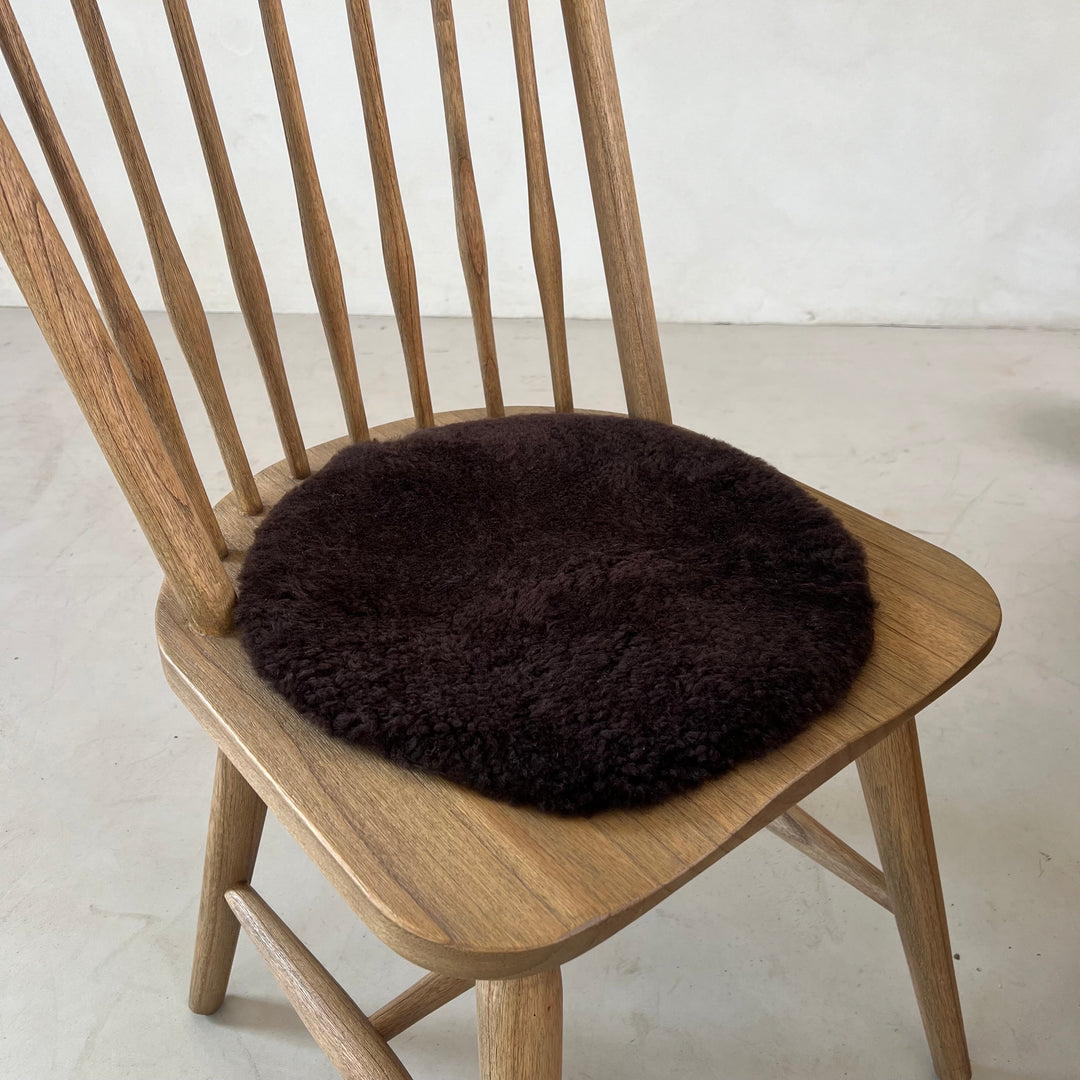 Round sheepskin seat topper | Dark Brown