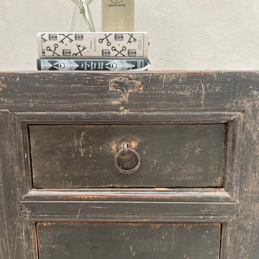 Antique black sideboard Trayi