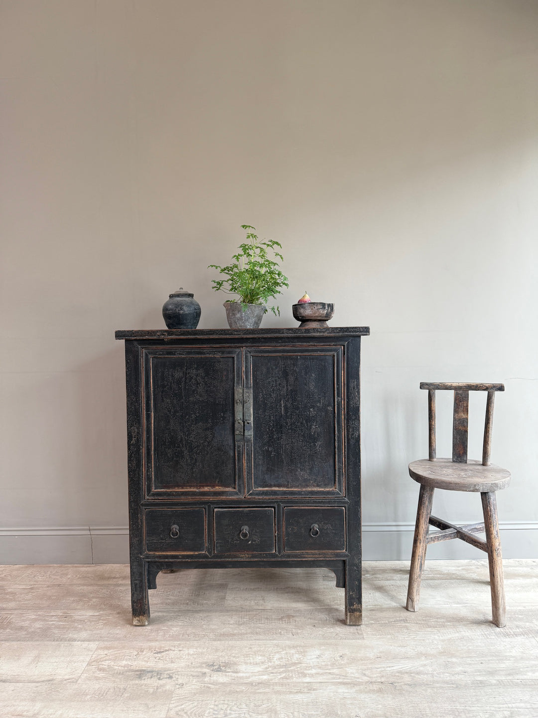 Antique black cupboard | Frida