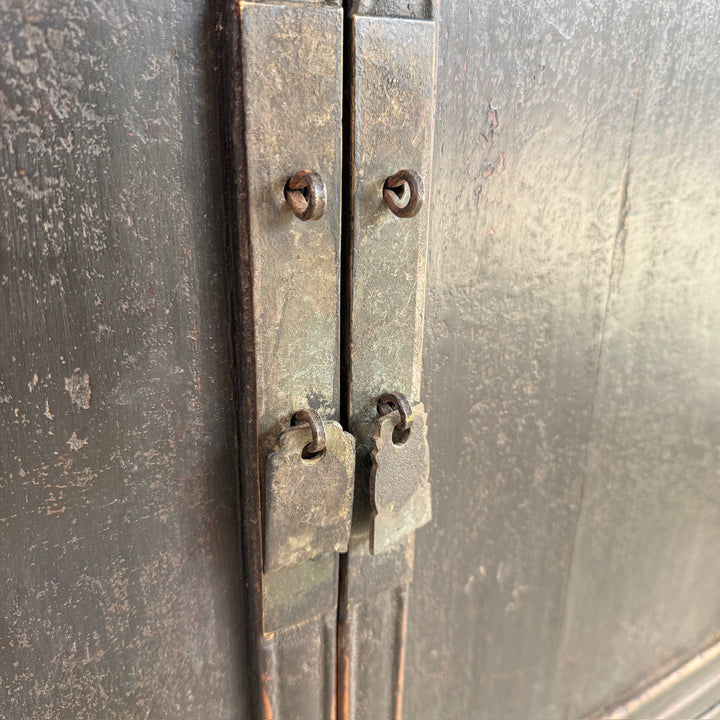 Antique black cupboard | Frida