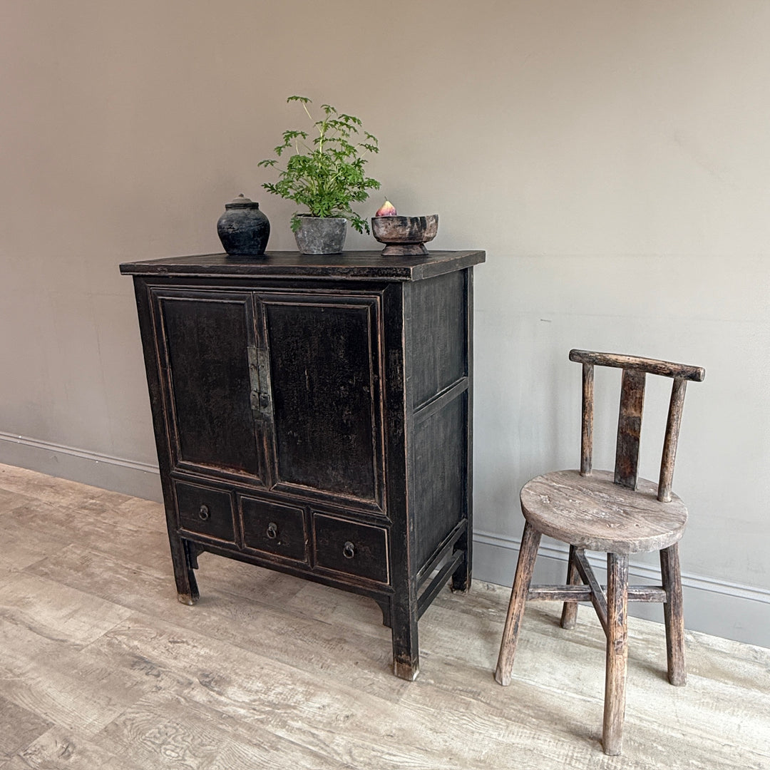 Antique black cupboard | Frida
