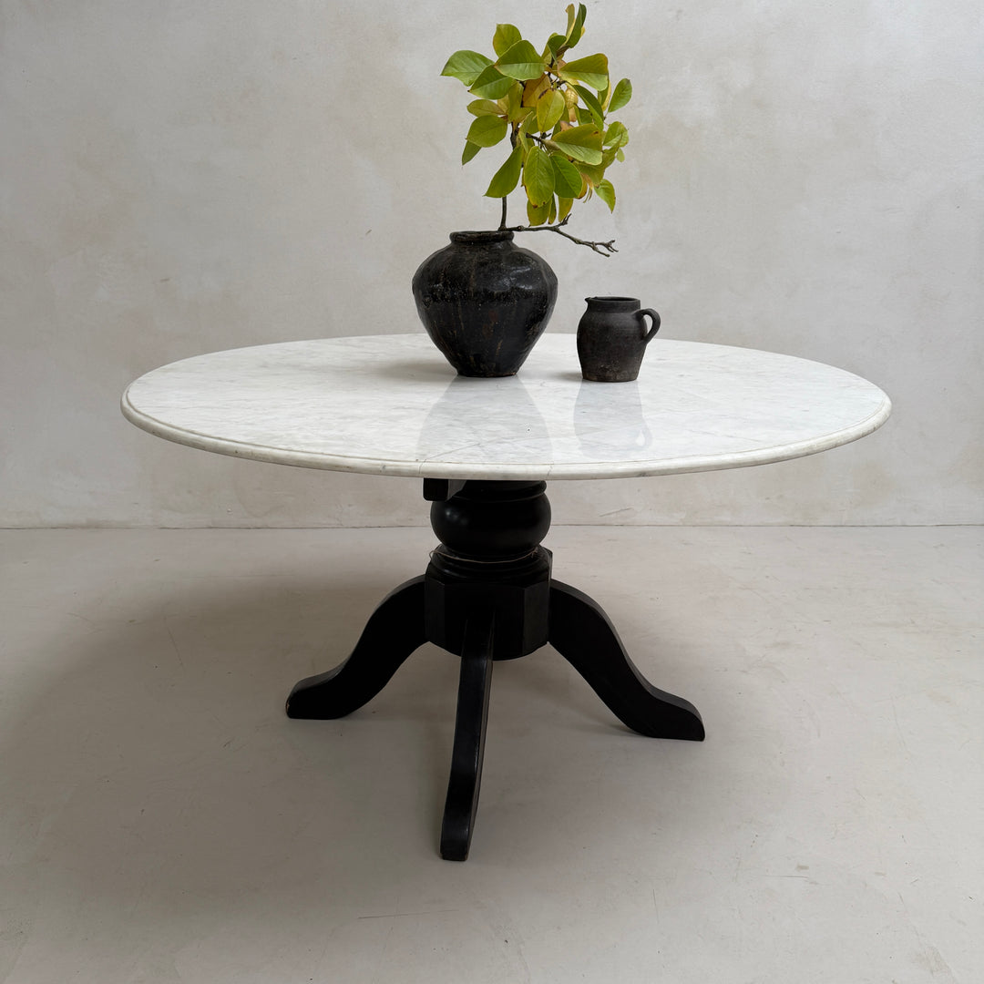 Antique round white Cararra marble table | 136cm