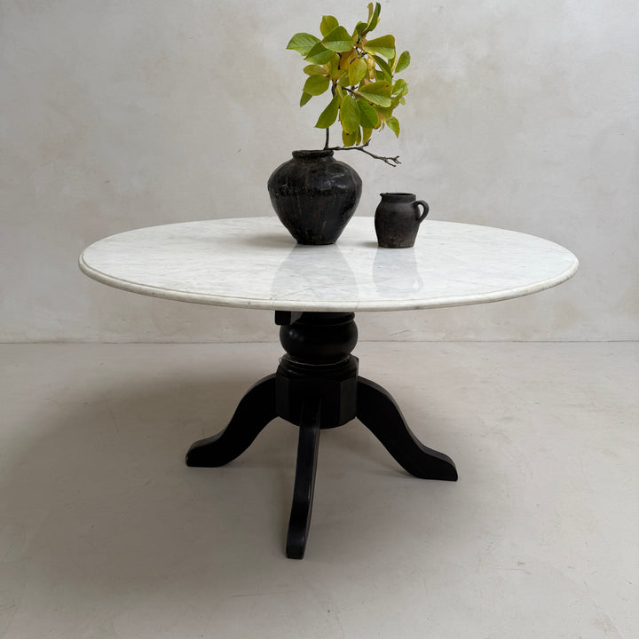 Antique round white Cararra marble table | 136cm