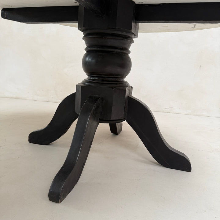 Antique round white Cararra marble table | 136cm