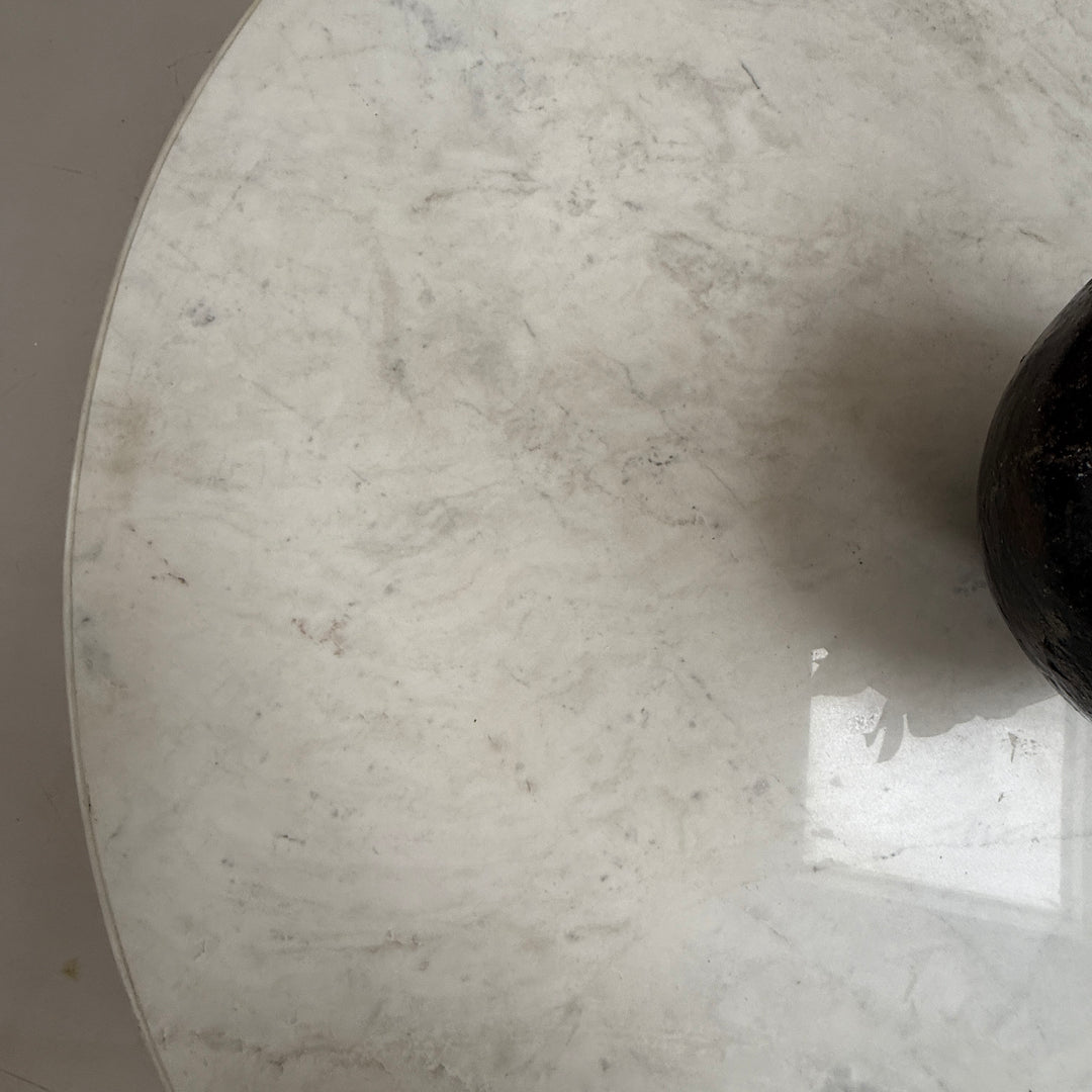Antique round white Cararra marble table | 136cm