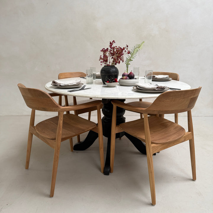Antique round white Cararra marble table | 136cm