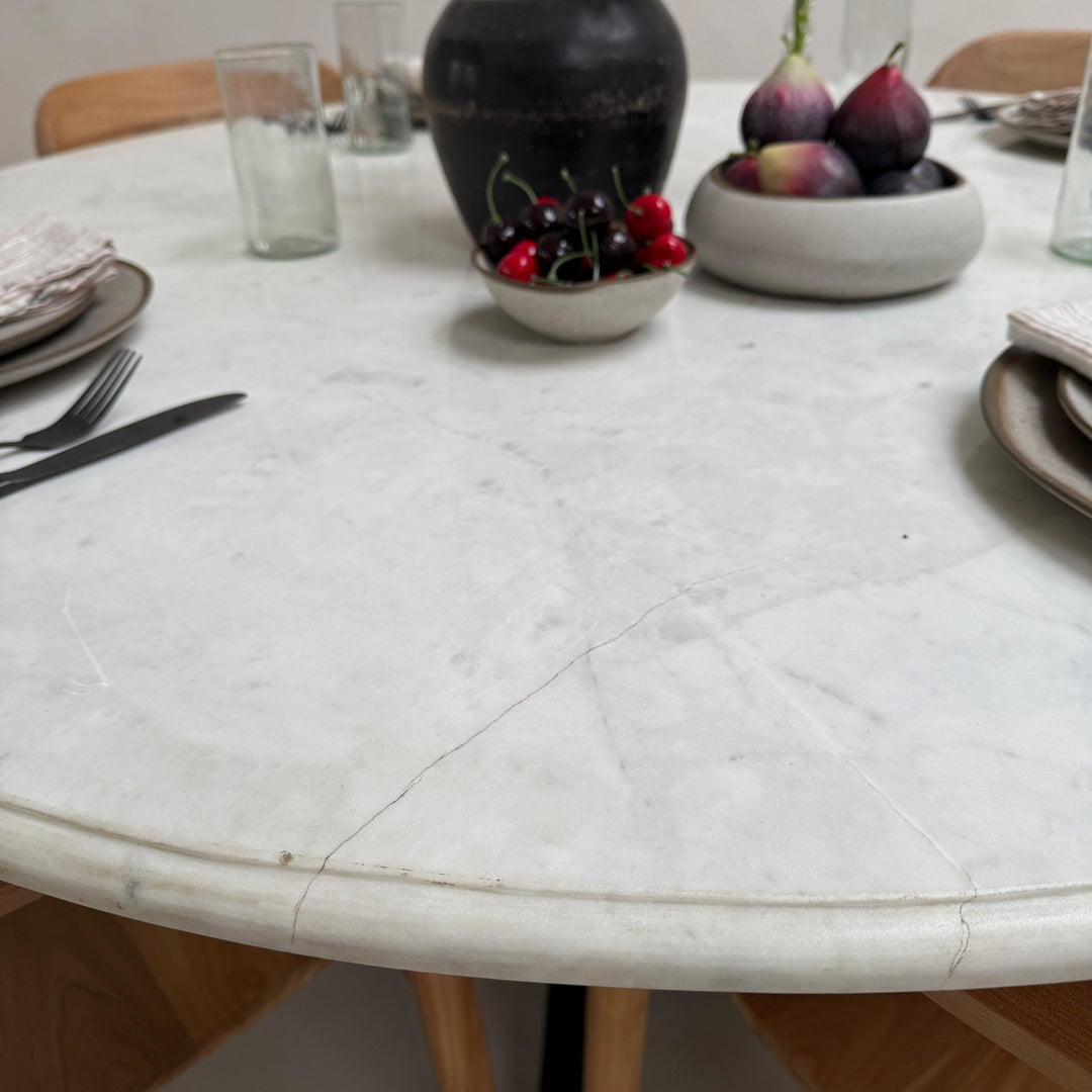 Antique round white Cararra marble table | 136cm