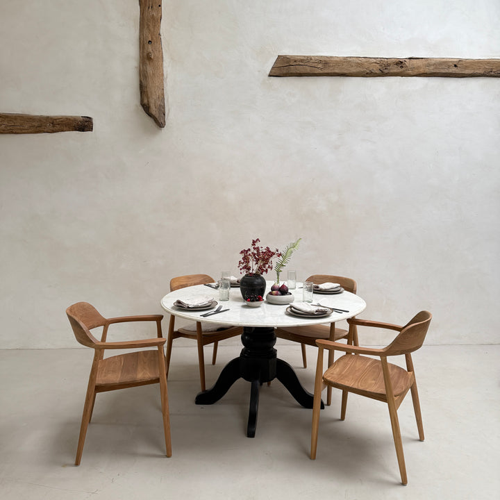 Antique round white Cararra marble table | 136cm