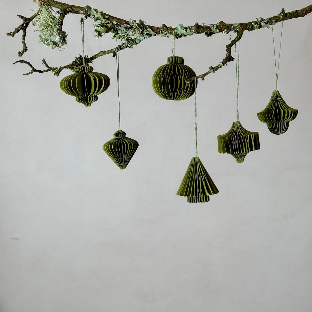 Box of six folded paper traditional decorations | Green