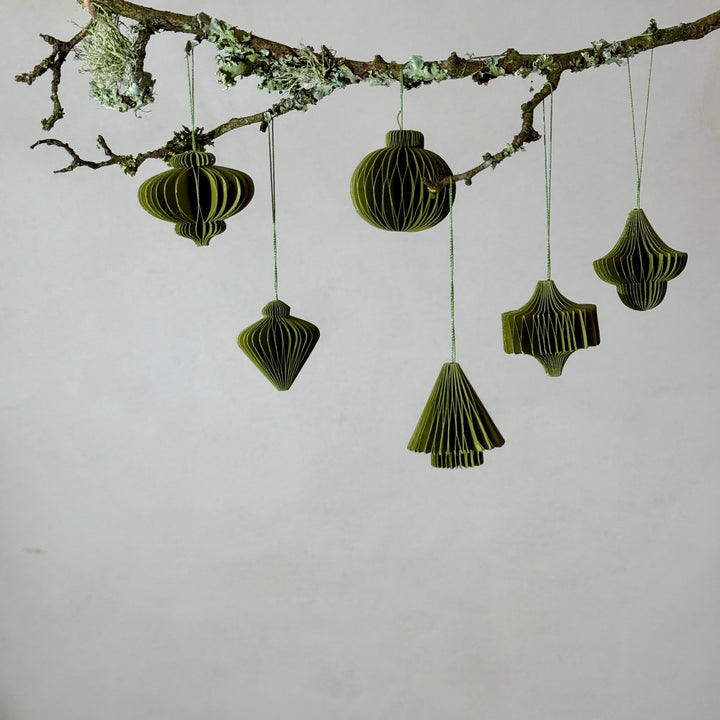 Box of six folded paper traditional decorations | Green