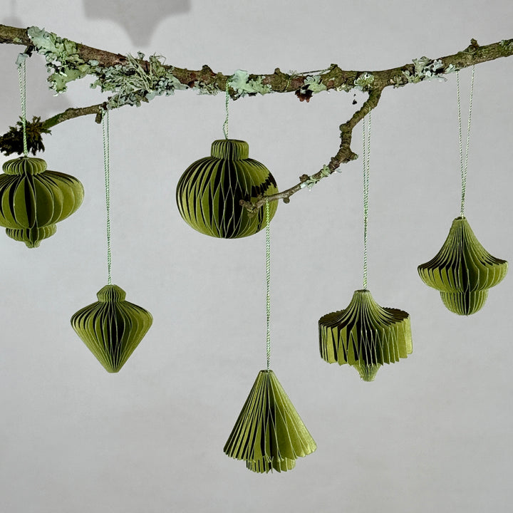 Box of six folded paper traditional decorations | Green
