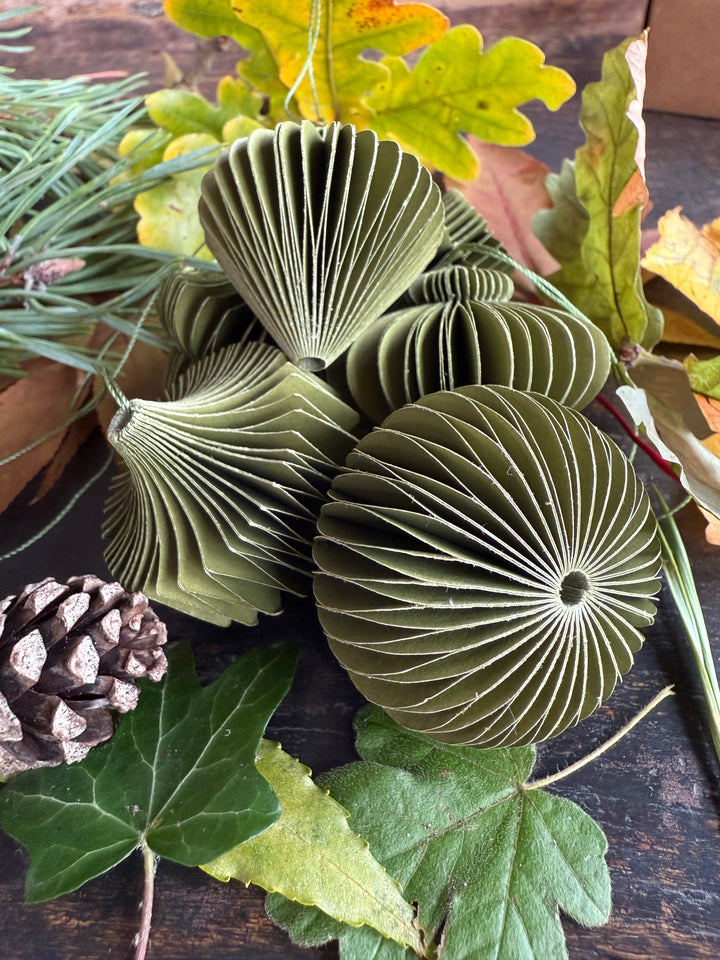 Box of six folded paper traditional decorations | Green