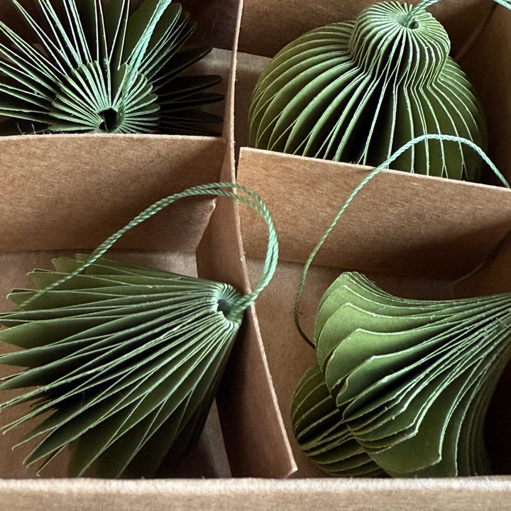 Box of six folded paper traditional decorations | Green