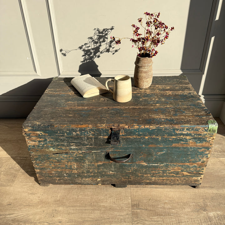 Primitive vintage painted blanket box | Ayana