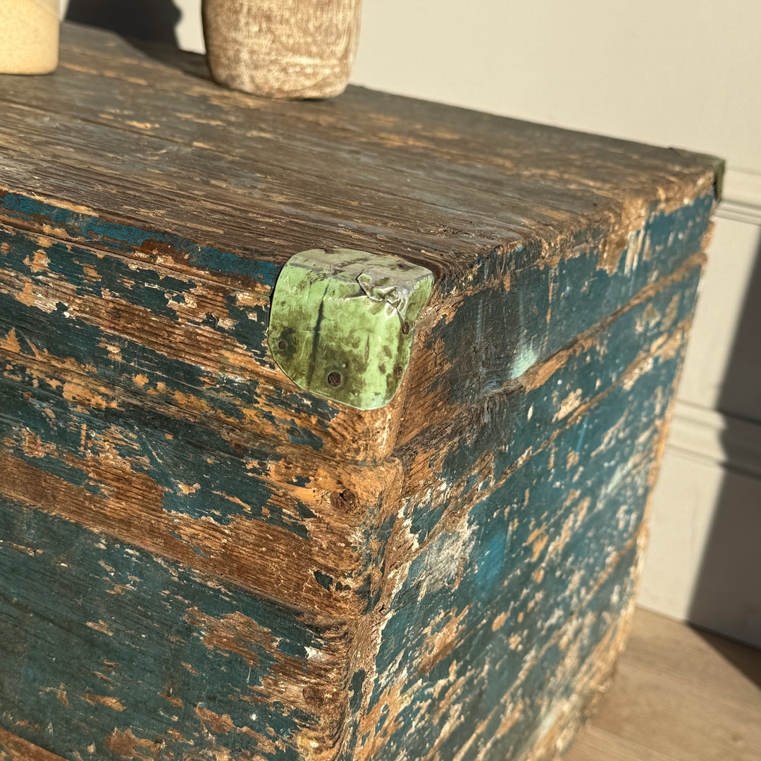 Primitive vintage painted blanket box | Ayana