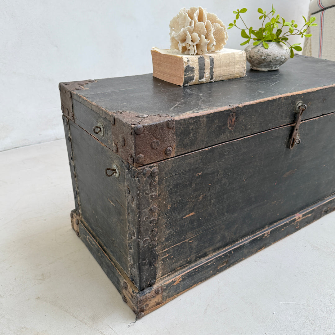 Antique blanket box storage trunk | Austell