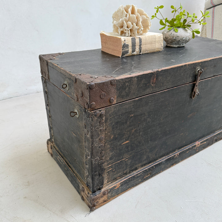 Antique blanket box storage trunk | Austell