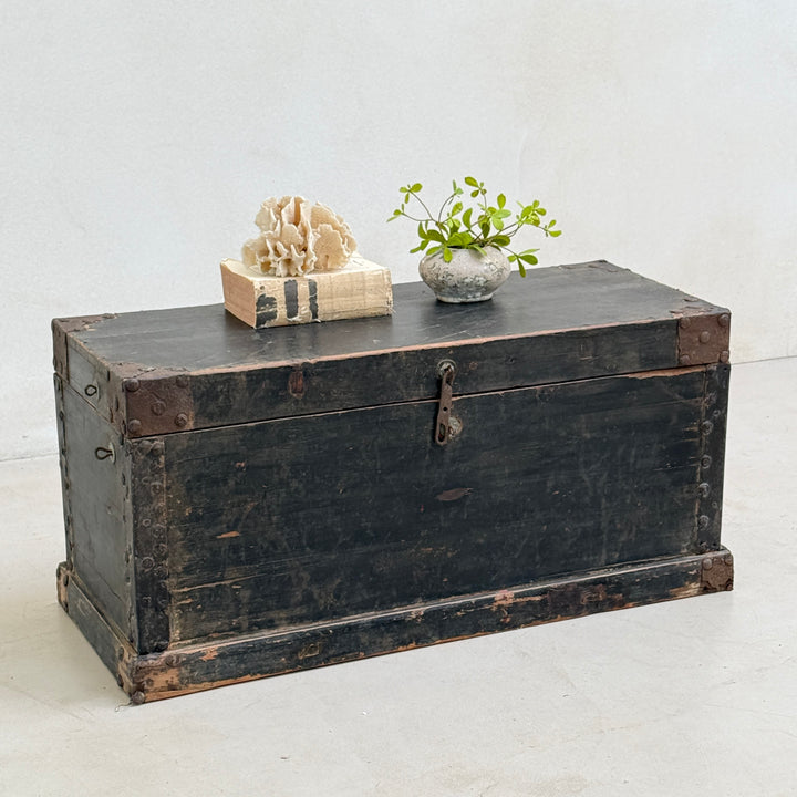 Antique blanket box storage trunk | Austell