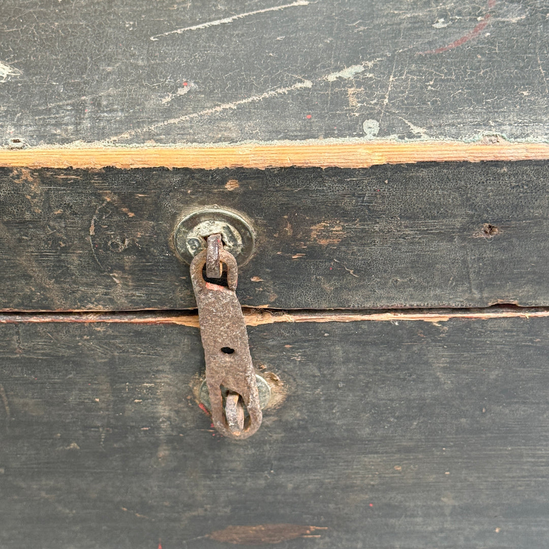 Antique blanket box storage trunk | Austell