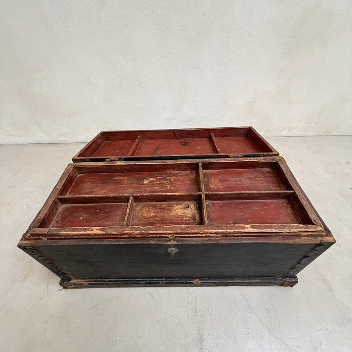 Antique blanket box storage trunk | Austell